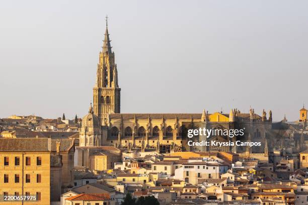 view of santa iglesia catedral primada in the medieval city of toledo de castilla la mancha, spain - provincie-toledo stockfoto's en -beelden
