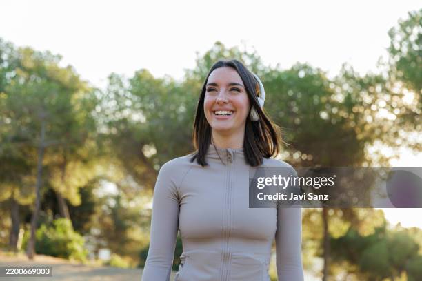 mujer sonriente disfrutando del ejercicio al aire libre en la naturaleza - ejercicio-cardiovascular fotografías e imágenes de stock