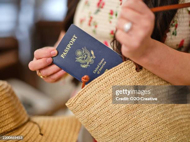 donna che prende il passaporto da una borsa - passaporto foto e immagini stock