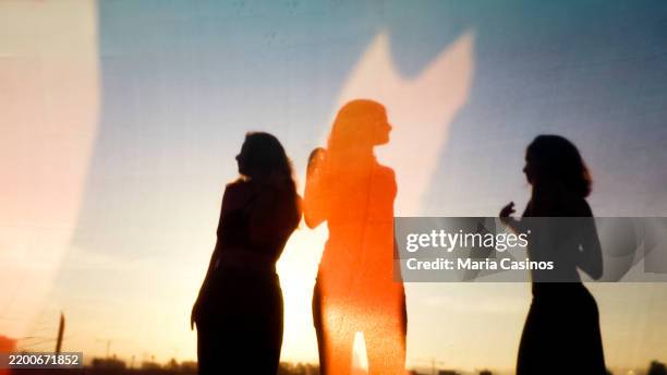 sagome di tre amiche al tramonto - copertina di album musicale foto e immagini stock