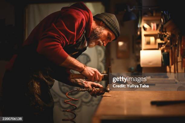 portrait de charpentier martelant. - artisanat photos et images de collection