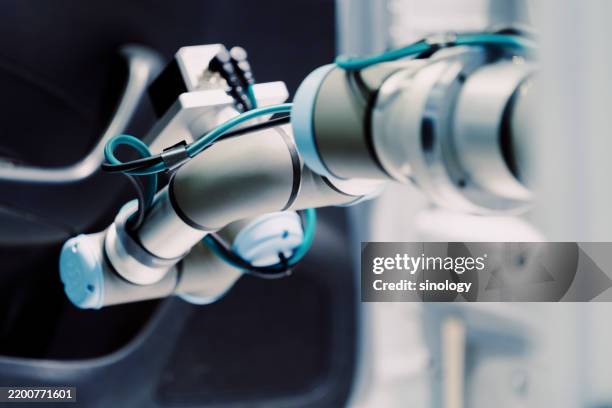robot arm working in car factory - robotica foto e immagini stock