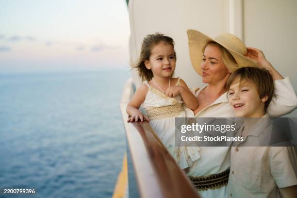 carefree family on cruise ship during summer vacation - cruise stockfoto's en -beelden