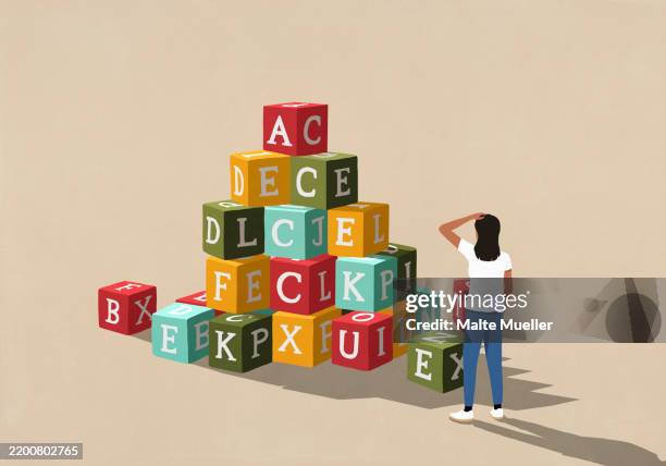 ilustraciones, imágenes clip art, dibujos animados e iconos de stock de confused woman looking at large stack of alphabet blocks - símbolo ortográfico