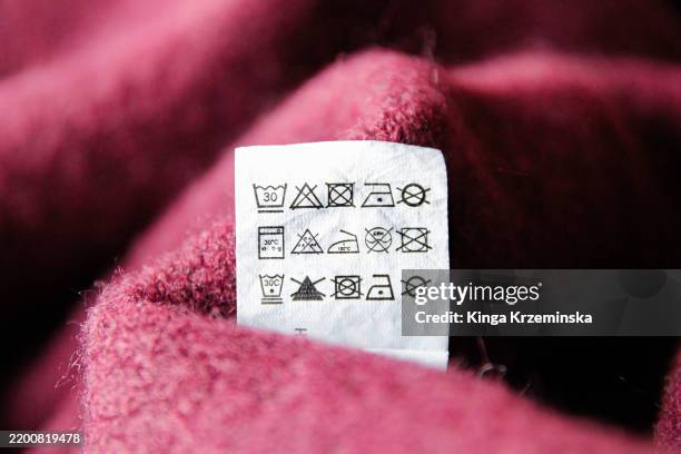 laundry symbols - etiqueta fotografías e imágenes de stock