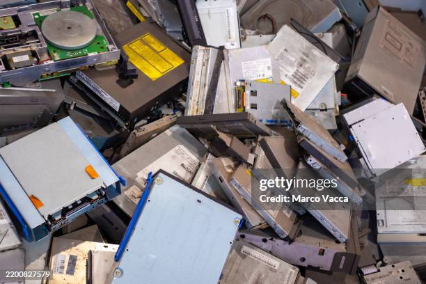broken and obsolete compact disk player to be recycled - junkyard stock pictures, royalty-free photos & images