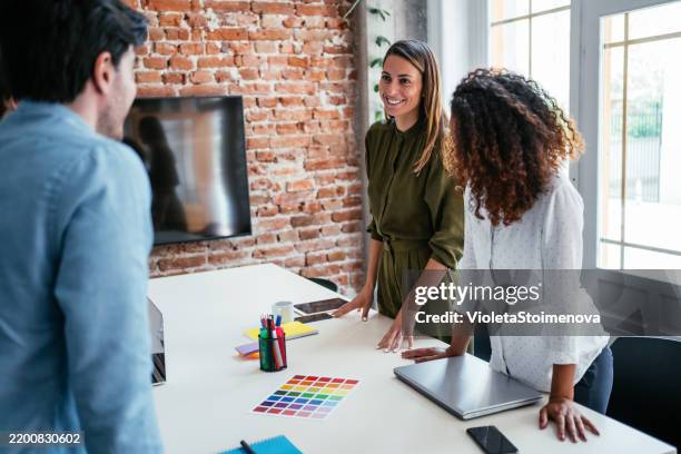 uomini d'affari creativi che lavorano a progetti aziendali in ufficio. - studio di design foto e immagini stock