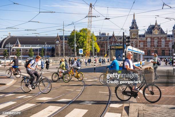 cyclistes du centre-ville d’amsterdam - traverser photos et images de collection