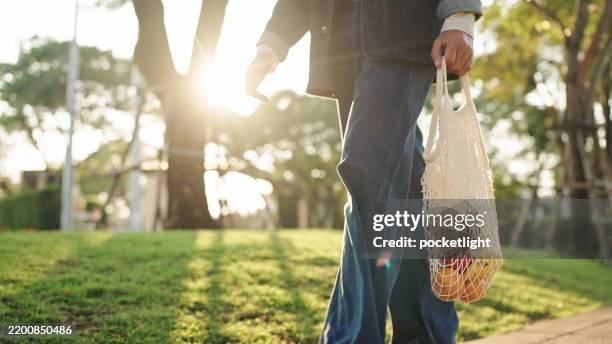 bolsa de malla sostenible. - bolsa reutilizable fotografías e imágenes de stock