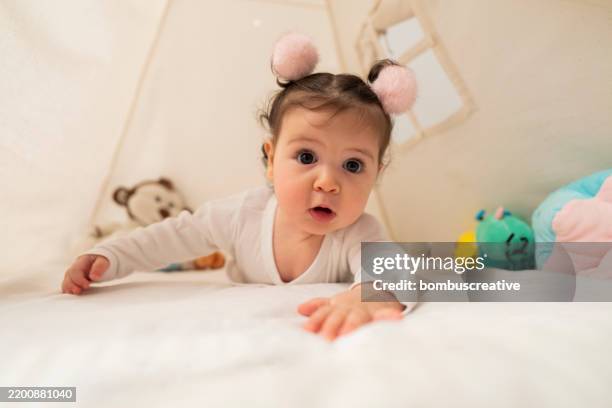 cute portrait of a crawling baby - babymeisjes stockfoto's en -beelden