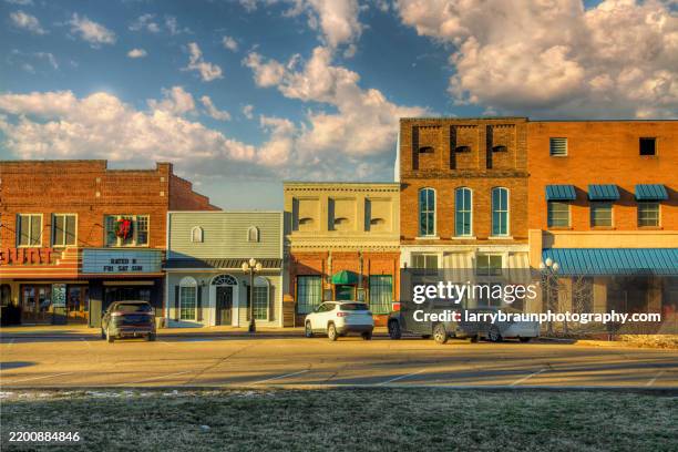 storefronts on court square - small town america stock pictures, royalty-free photos & images