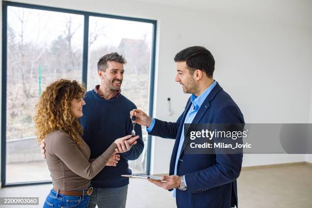 un couple heureux achète une maison - location immobilière photos et images de collection