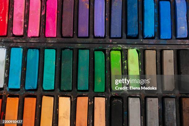 bright soft pastels in a box, sorted by color. used art supplies. close-up, creative background. - malkreide zeichnung stock-fotos und bilder