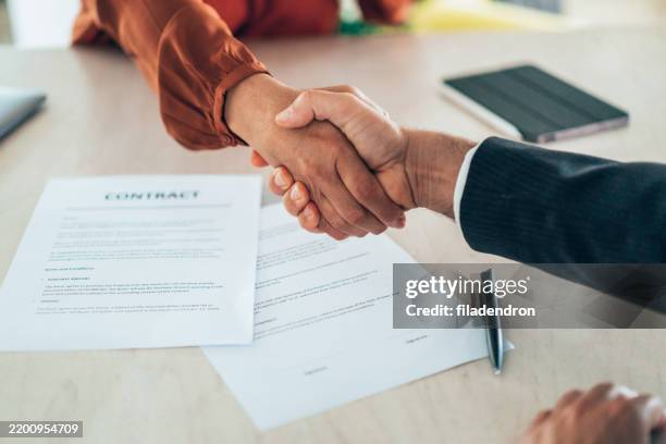 poignée de main d’accord d’affaires - signature photos et images de collection