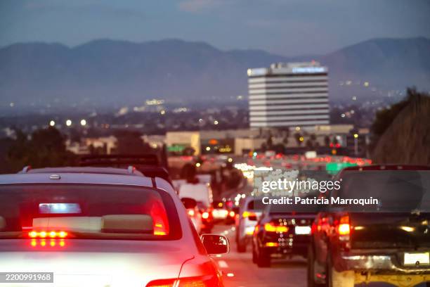 los angeles freeway traffic - us interstate symbols fotografías e imágenes de stock