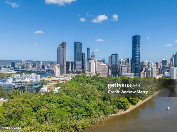 brisbane river, green trees and city aerial - brisbane photos et images de collection