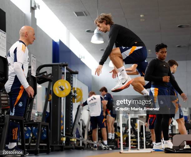 Modric Exercise 19 Photos & High Res Pictures - Getty Images