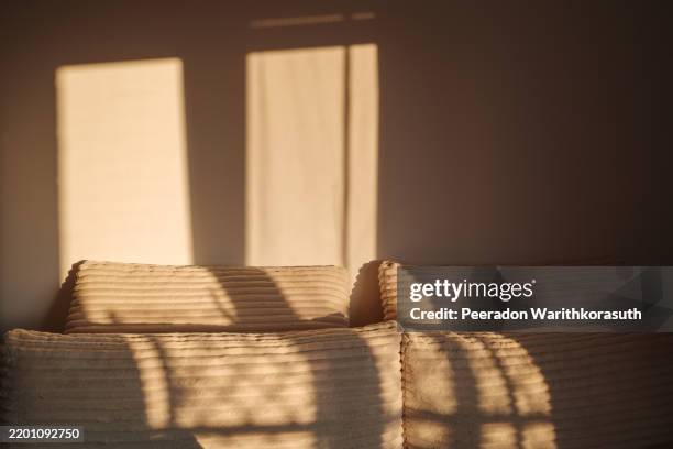 sunlight cast on a plush couch, textured sofa. - zärtlich stock-fotos und bilder
