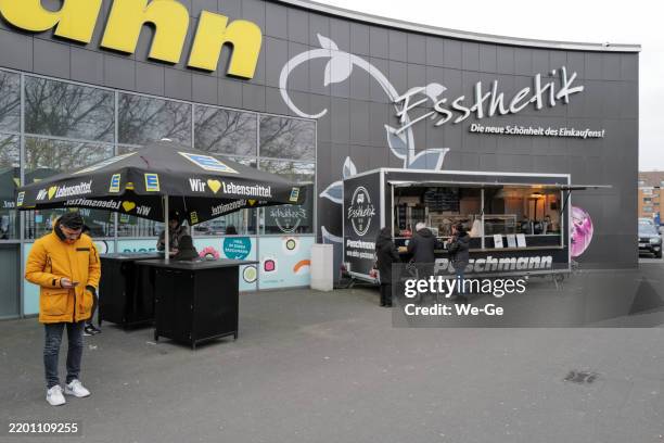 ein foodtruck vor dem eingang des edeka paschmann supermarktes in der suitbertusstraße in düsseldorf bilk. - imbissstand stock-fotos und bilder
