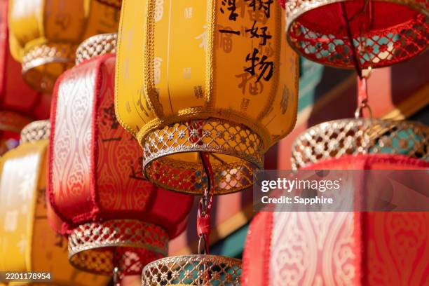 the traditional chinese cultural element of red lanterns welcomes the spring festival in beijing, china. - pékin photos et images de collection