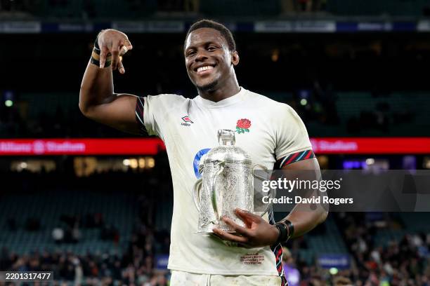 Maro Itoje of England celebrates with the Calcutta Cup trophy after the team's victory during the Guinness Six Nations 2025 match between England and...