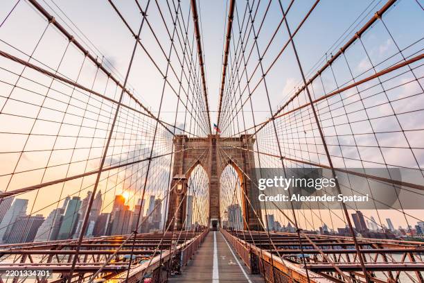 brooklyn bridge and manhattan skyline at sunset, wide angle view, new york city, usa - brooklyn bridge stockfoto's en -beelden