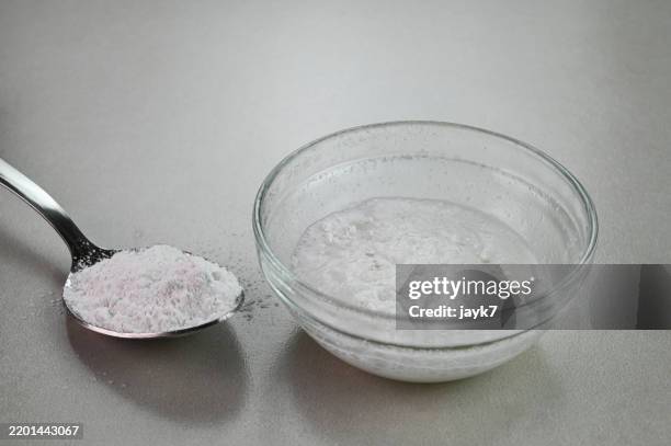 baking soda and vinegar - aceto foto e immagini stock
