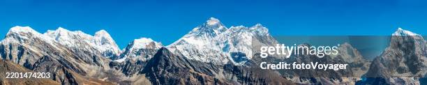 mt everest towering over snowy himalayan mountain peaks panorama nepal - mt everest stock pictures, royalty-free photos & images