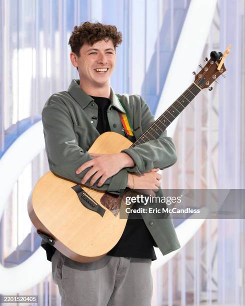 Luke, Lionel, Carrie and Ryan head to New York, Los Angeles and Nashville to jump-start auditions, where raw talent and unforgettable performances...