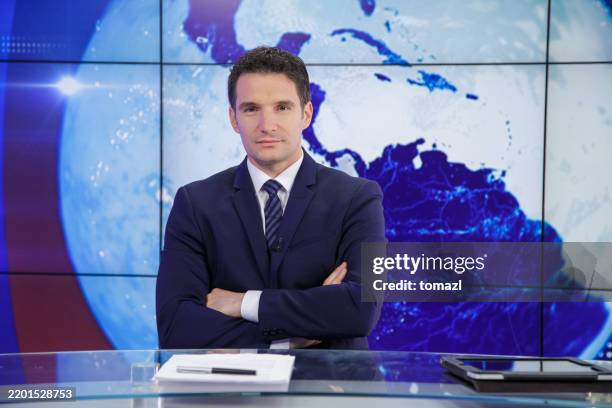 presentador masculino de noticias - periodista de televisión fotografías e imágenes de stock