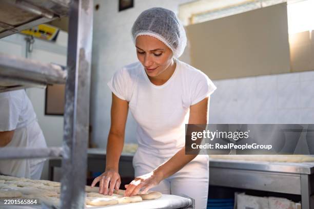 bäcker bei der zubereitung von broten in der bäckerei - teig kneten stock-fotos und bilder