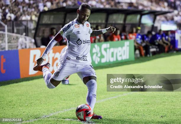Neymar of Santos kicks a corner kick during a Campeonato Paulista match between Inter de Limeira and Santos at Major Levy Sobrinho Stadium on...