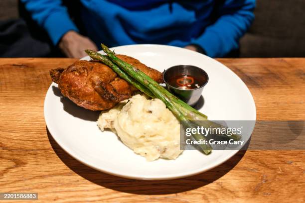 crispy chicken, mashed potatoes, and grilled asparagus at restaurant - chicken mashed potatoes stock pictures, royalty-free photos & images