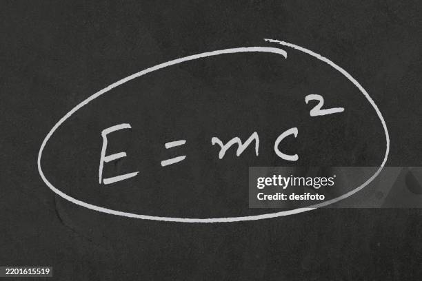 illustrations, cliparts, dessins animés et icônes de fond vectoriel noir foncé horizontal texturé avec texte blanc encerclé formule d’équation à la craie - e = mc2 équivalence de masse d’énergie sur une ardoise de tableau noir grunge - einstein