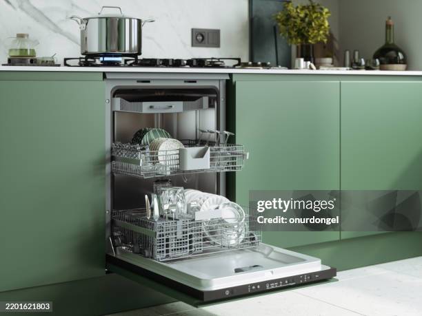 nahaufnahme einer offenen spülmaschine mit sauberem geschirr - spülmittel stock-fotos und bilder