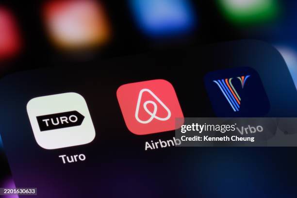 sharing economy apps - turo, airbnb, vrbo - airbnb stockfoto's en -beelden
