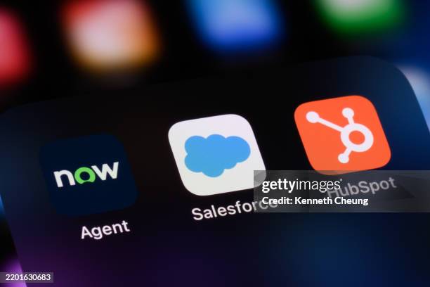 app per dispositivi mobili - servicenow, salesforce, hubspot - gestione delle relazioni con i clienti foto e immagini stock