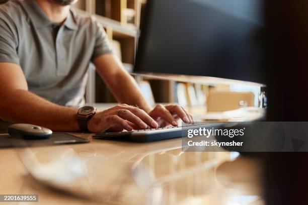 primo piano di un uomo d'affari che lavora al pc in ufficio. - tastiera di computer foto e immagini stock