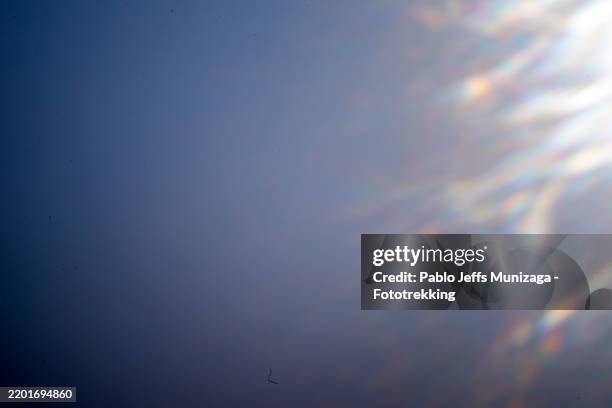 sunlight diffraction creating colorful rainbow flares through plastic lens - prisme photos et images de collection