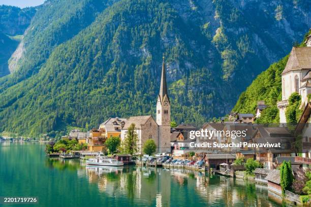 hallstatt village with reflection lake in summer season, hallstatt, austria - hallstatt fotografías e imágenes de stock