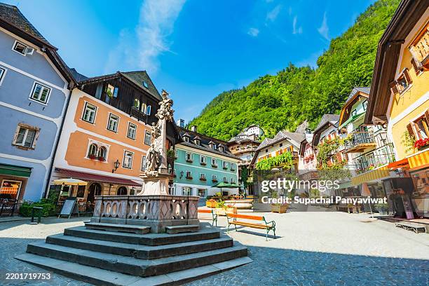 marktplatz hallstatt - hallstatt market square in sunny day, hallstatt, austria - hallstatt stockfoto's en -beelden