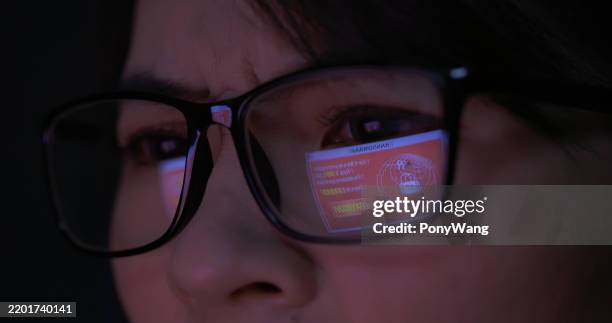 mujer de negocios preocupación ransomware - ransomware fotografías e imágenes de stock