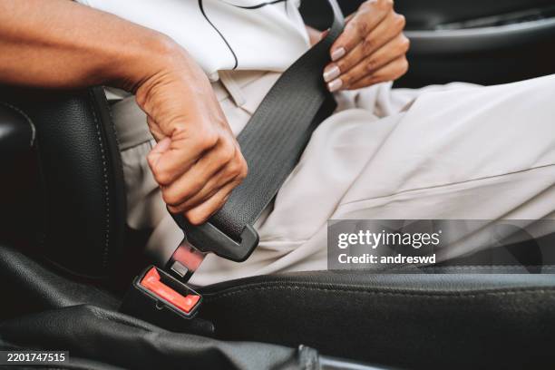 gros plan de la mise en place d’un harnais de sécurité - harnais de sécurité photos et images de collection