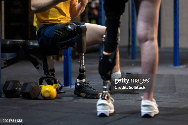 athlètes handicapés en rétablissement - amputé photos et images de collection