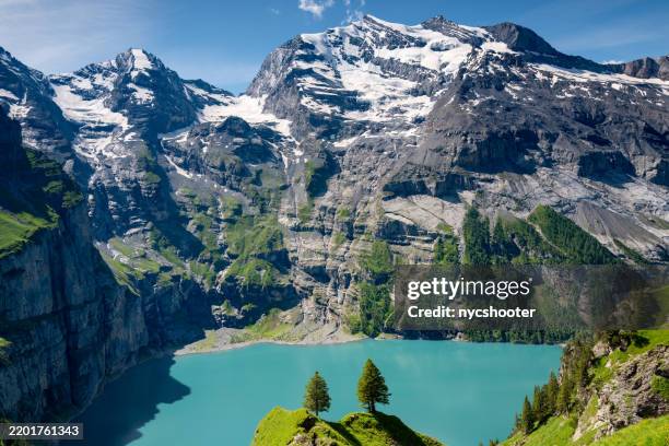 voyage en suisse - vue panoramique sur les alpes suisses près du lac appelé oeschinensee. destination touristique populaire à kandersteg. - lac-oeschinensee photos et images de collection