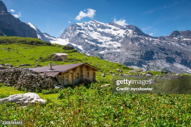 switzerland travel - refuges de montagne ruraux, oberbärgl à kandersteg près d’oeschinensee. - canton de berne photos et images de collection