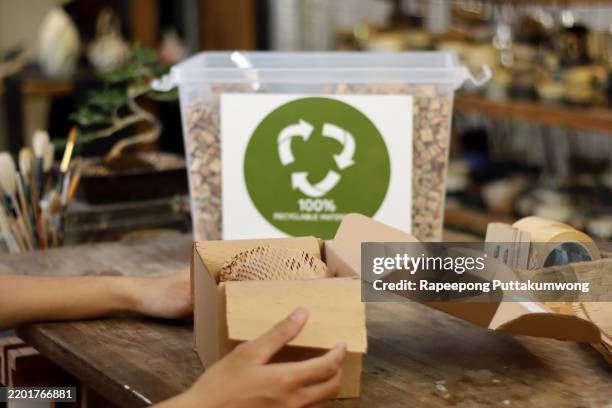 net zero waste go green sme use eco friendly care sign plastic free symbol packaging carton box wrap paper in small shop retail store. - circulaire economie stockfoto's en -beelden