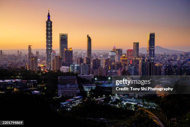 taipei sunset skyline from hushan mountain with taipei 101 - taiwan stock pictures, royalty-free photos & images