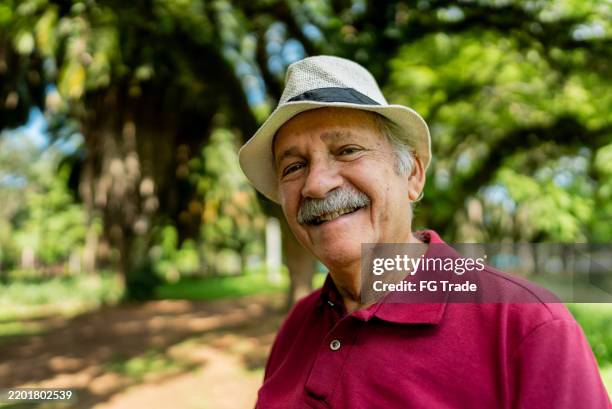 retrato de un anciano en un parque público - un solo hombre mayor fotografías e imágenes de stock