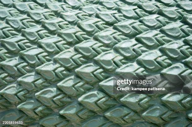 a green leafy pattern is shown on the image - rough scale python fotografías e imágenes de stock